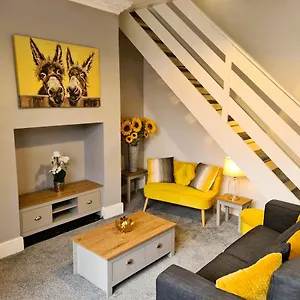 Tower Views 2 Bedroom House With Private Parking Holiday home