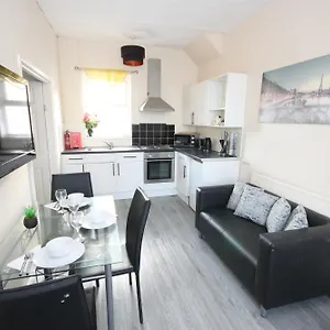 Cosy Casa: Beachfront Promenade Retreat With Free Parking Apartment